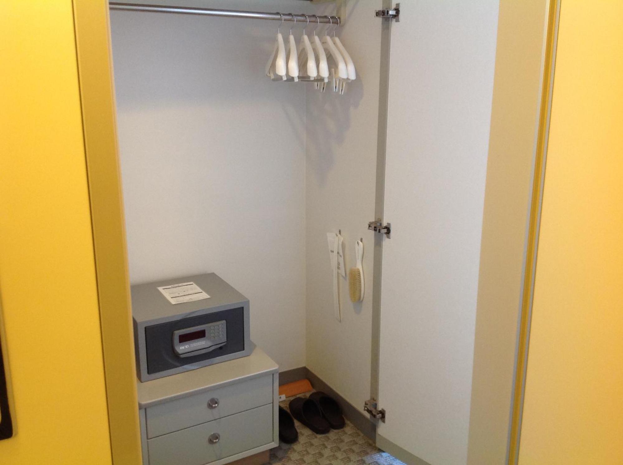 Shin Furano Prince Hotel Номер фото A safe in a hotel room
