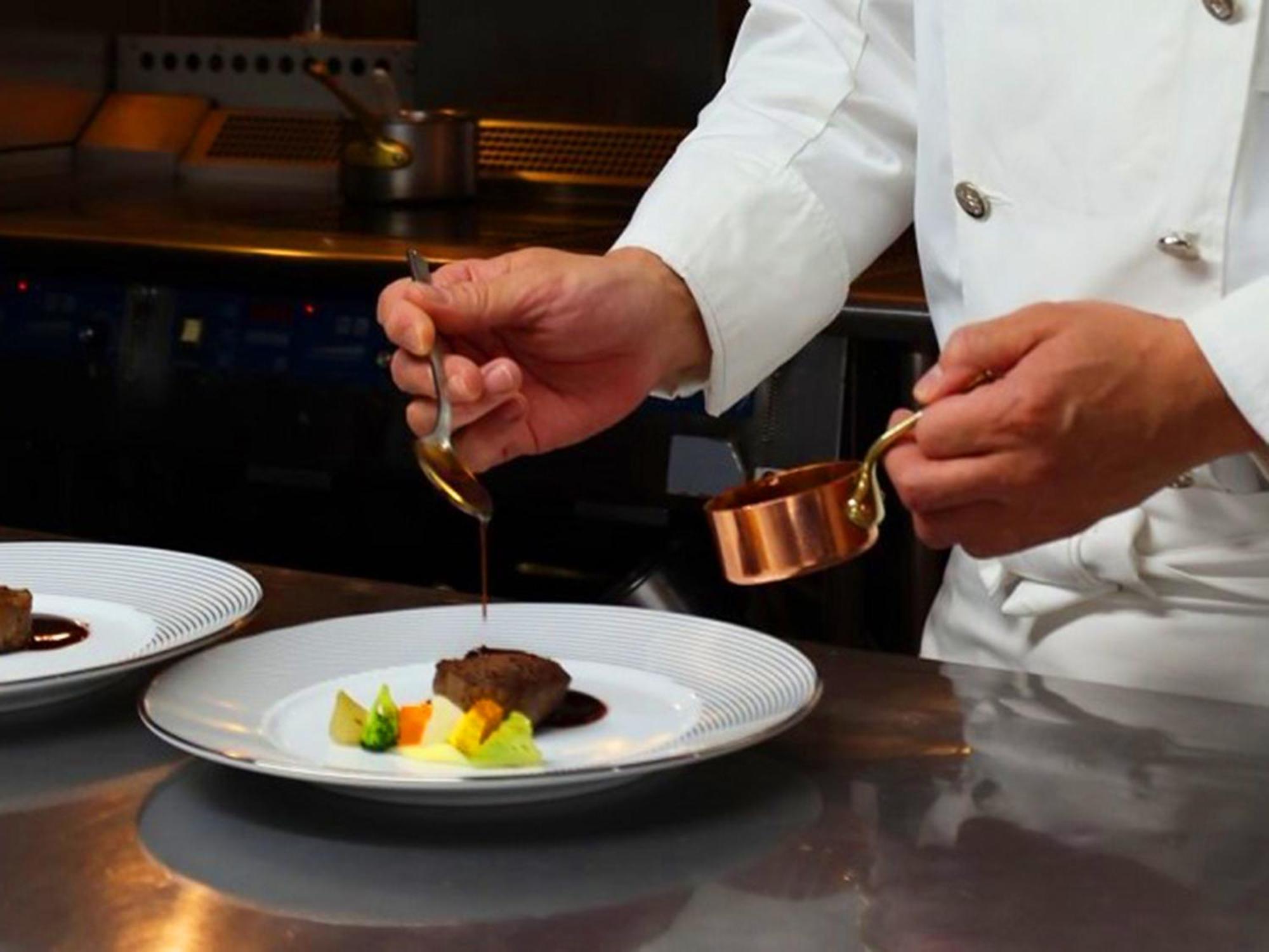 Shin Furano Prince Hotel Экстерьер фото A chef plating a dish
