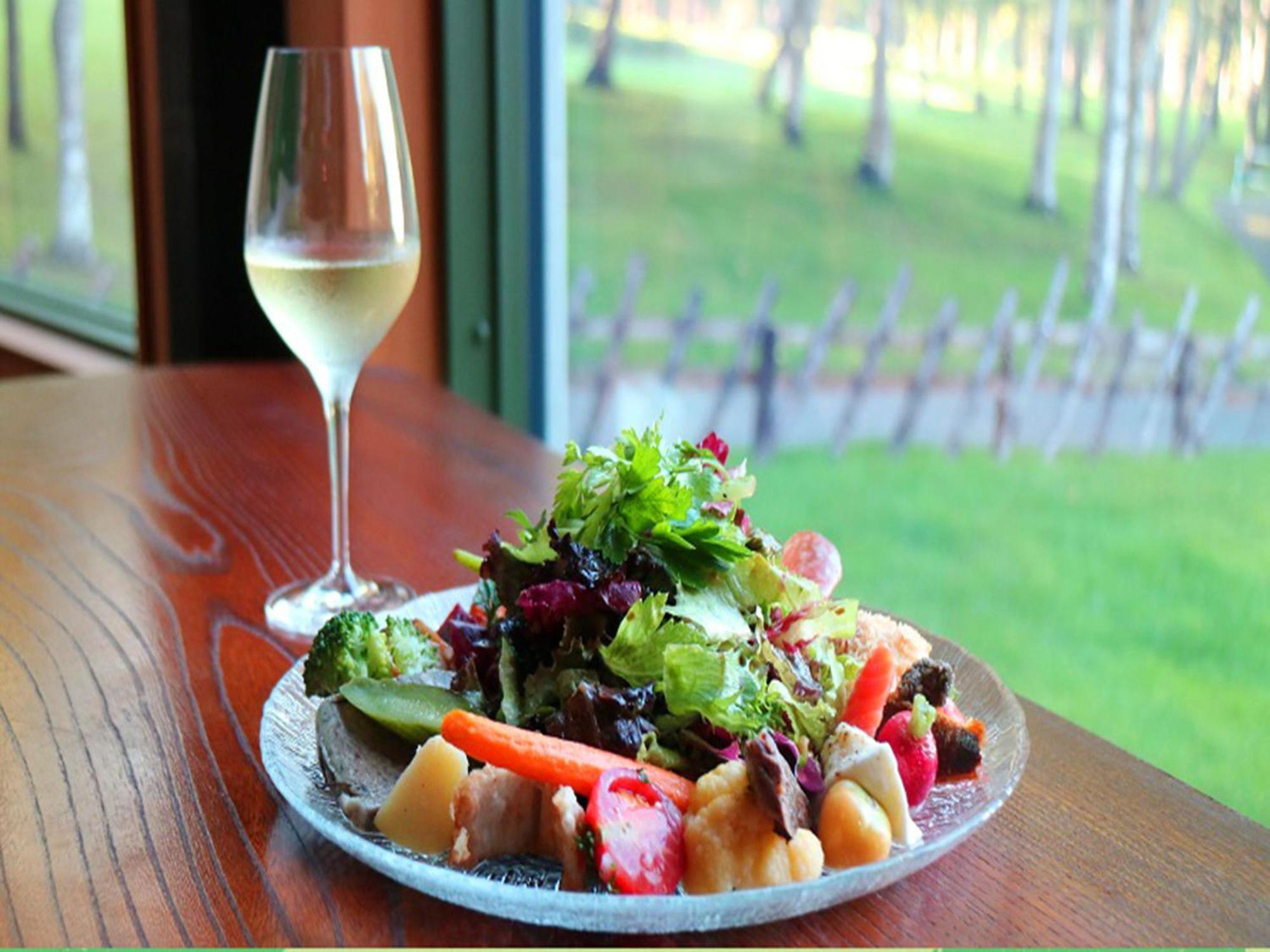Shin Furano Prince Hotel Экстерьер фото A salad with a glass of wine