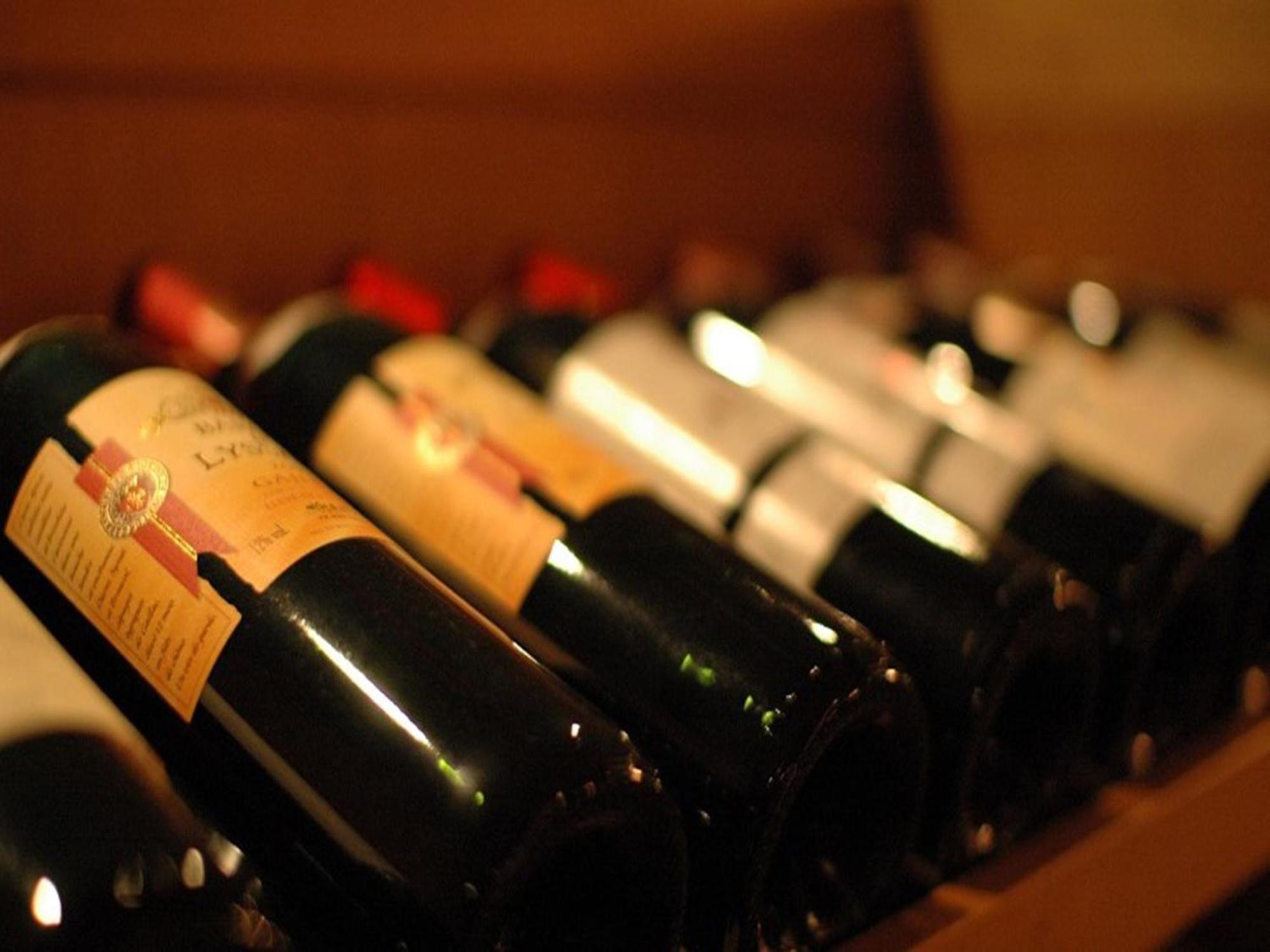 Shin Furano Prince Hotel Экстерьер фото Wine bottles