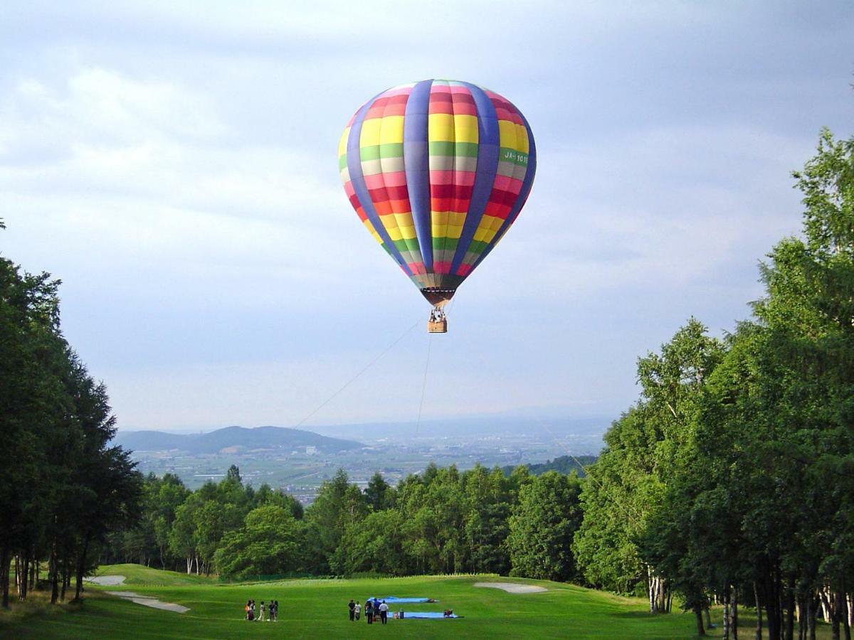 Shin Furano Prince Hotel Экстерьер фото Hot air balloon over the golf course